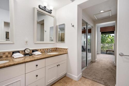 un bagno con due lavandini e una cabina doccia di 2403 Kulalani a Waikoloa