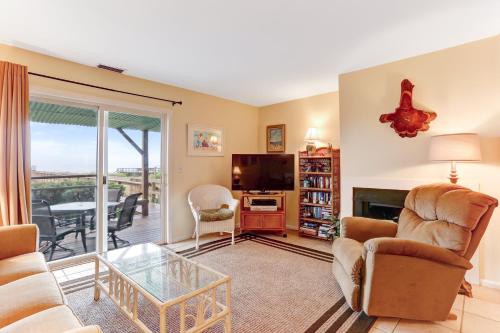 un soggiorno con camino e televisione di Endless Ocean View Duplex a Fernandina Beach
