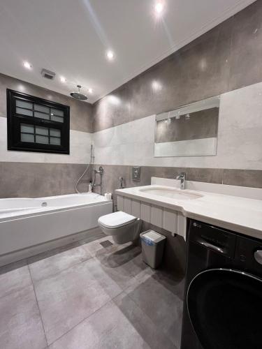 Un baño de Elegant garden view 3BR