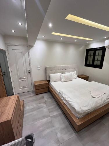 Una cama o camas en una habitación de Elegant garden view 3BR