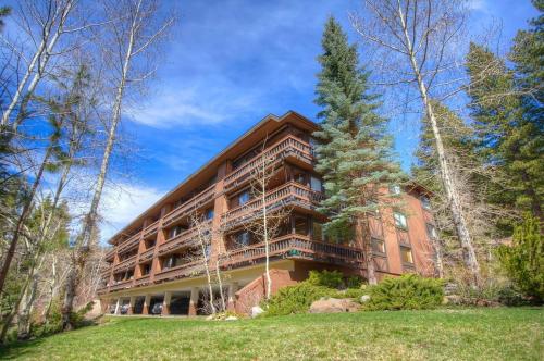 un grande edificio in mattoni con alberi di fronte di Taste of Burgundy condo a Incline Village