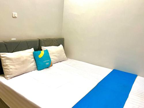 Postel nebo postele na pokoji v ubytování Sans Arya Hotel Batu