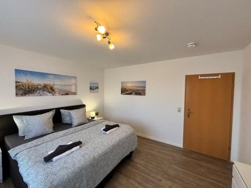 Ένα ή περισσότερα κρεβάτια σε δωμάτιο στο Haus Ostseesprung - Fewo Sarah Hochparterre gratis WLAN, Parkplatz und gem Garten