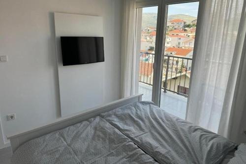 Apartments with parking space Trogir - 23948