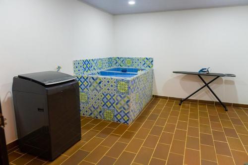 a room with a trash can and a table at Cabaña Campestre Villa Valeria in Yopal