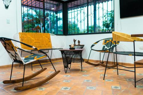 a group of chairs and a table in a room at Cabaña Campestre Villa Valeria in Yopal