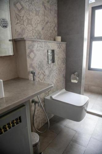 un bagno con un lavandino e un water di Dar Gino a Kelibia