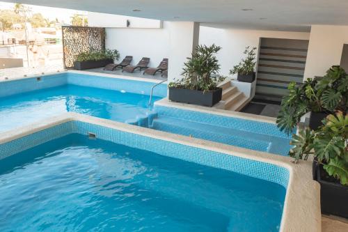 a swimming pool in a house with blue water at Cómodo con piscina y cerca de la playa by G P S rentas in Mazatlán