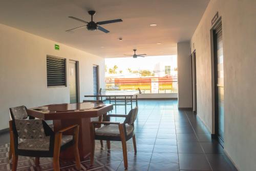 a dining room with a table and chairs at Cómodo con piscina y cerca de la playa by G P S rentas in Mazatlán