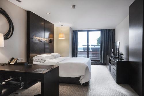 Cama o camas de una habitación en InterContinental Qingdao by IHG l Inside the Olympic Sailing Center l May Fourth Square