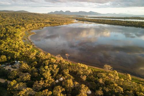 una vista aerea di un fiume alberato di Numie - Freycinet Peninsula - Glamping - Heated - Waterfront a Coles Bay