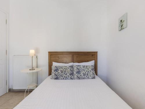 Ένα ή περισσότερα κρεβάτια σε δωμάτιο στο Villa in Kypseli with Private Pool & Gardens