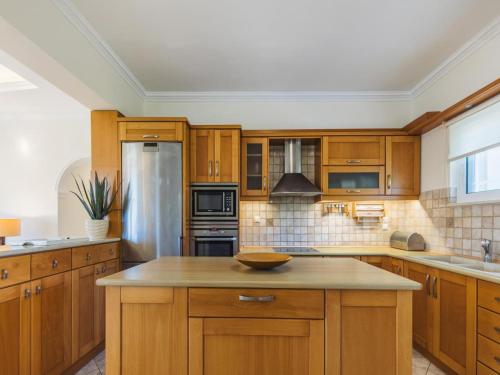 Η κουζίνα ή μικρή κουζίνα στο Villa in Kypseli with Private Pool & Gardens