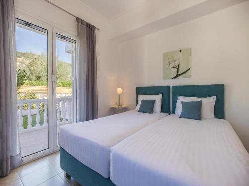 Ένα ή περισσότερα κρεβάτια σε δωμάτιο στο Villa in Kypseli with Private Pool & Gardens