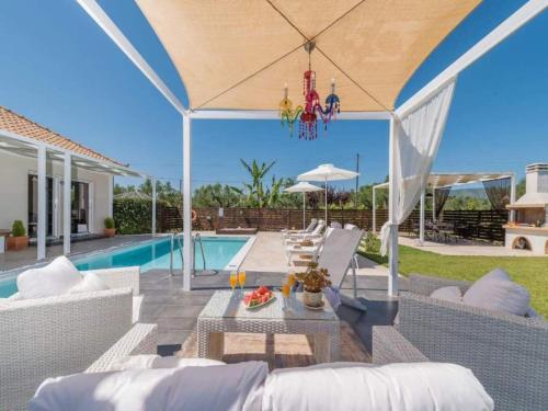 Πισίνα στο ή κοντά στο Villa in Zakynthos with Pool & Near Tsilivi Beach
