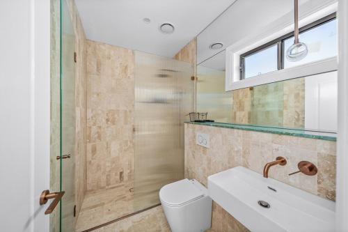 Ένα μπάνιο στο Rustic Luxury at The Old Dairy Couples Escape