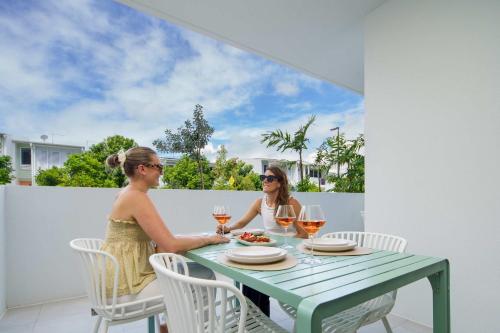Huéspedes de Azzure Beachside Retreat with Pool Gym and Steam Room