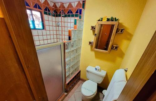 Bilik mandi di Las Gaviotas Condo 424 - Rustic Charm by the Waves