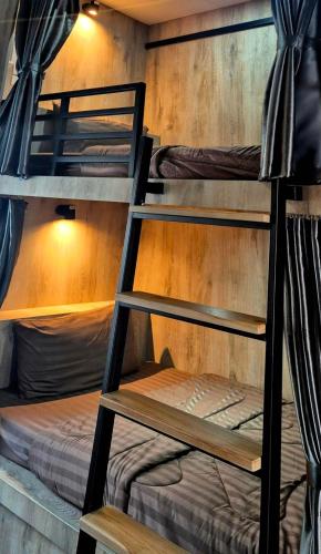 Una cama o camas en una habitación de Cha Li's Family Hotel&Hostel
