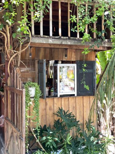 Taman di luar Homestay Vườn Nhà Út