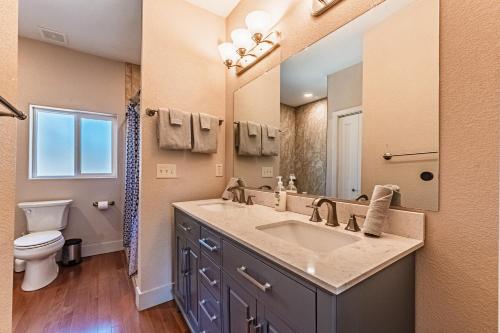 Ένα μπάνιο στο Huge Cozy Home with Many Bedrooms in Ivywild
