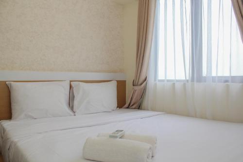 Ένα ή περισσότερα κρεβάτια σε δωμάτιο στο Comfort and Nice 2BR at Meikarta Apartment By Travelio