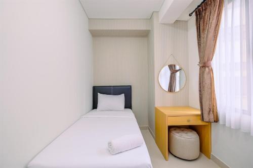 Voodi või voodid majutusasutuse Elegant and Comfy 3BR Transpark Cibubur Apartment By Travelio toas