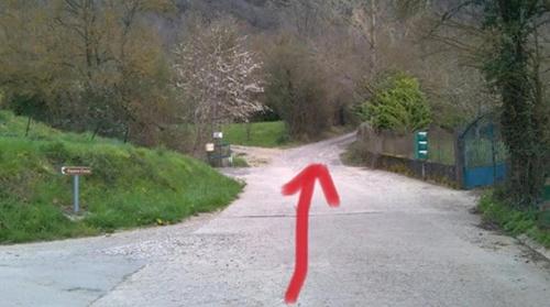 une flèche rouge au milieu d'une route dans l'établissement Gite Louis, à Saint-Paul-des-Fonts