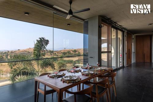 Imagen de la galería de StayVista at North Star with Pool & Garden, en Asvali