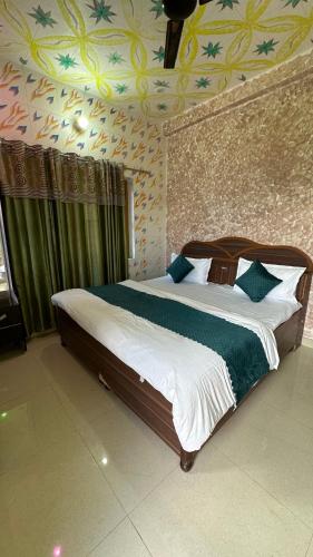 a bedroom with a large bed in a room at Hotel Maheshwari & Banquet Hall in Tehri-Garhwāl