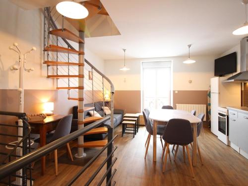 Triplex au 1er étage, 250 m des Thermes, proche commerces, WIFI, max. 6 pers., sans ascenseur - FR-1-415-107