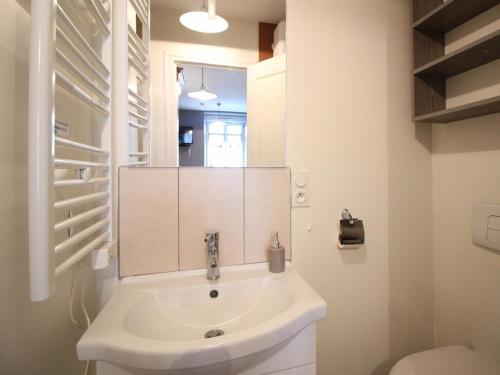 une salle de bain avec un lavabo et un miroir dans l'établissement Studio RDC avec WiFi proche centre Mont-Dore - 2 couchages - 2 étoiles - Équipé et tout confort - FR-1-415-108, à Le Mont-Dore