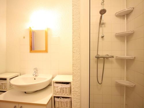 une salle de bain avec un lavabo et une douche dans l'établissement Mont-Dore, F3 Confortable avec Terrasse, Parking, Proche Centre - FR-1-415-98, à Le Mont-Dore