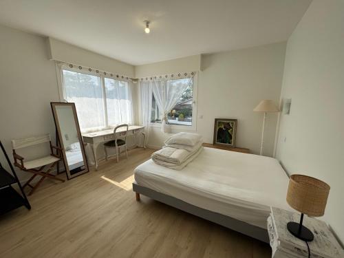 une chambre avec un lit et un bureau dans l'établissement Maison rénovée avec piscine aux Abatilles, Arcachon - FR-1-474-274, à Arcachon