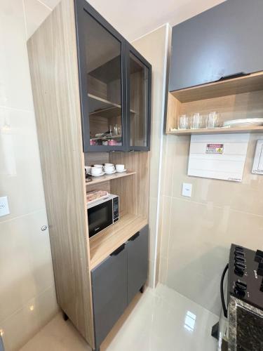 Η κουζίνα ή μικρή κουζίνα στο AP completo próx ao Shopping com piscina, garagem e ar