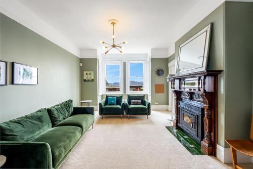 Ruang duduk di Luxury Character Home in Hobart