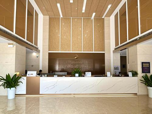 a lobby with a reception desk in a building at Yufei high-altitude night view Huge-Screen Audiovisual Hotel-Guangzhou Tower Zhujiang New Town Sports West Road Branch in Guangzhou