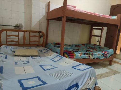 ein Schlafzimmer mit zwei Etagenbetten in einem Zimmer in der Unterkunft Villa Verito in Ayangue