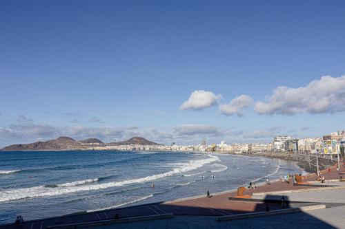 a view of a beach with buildings and the ocean at Bambú Suites Vegueta Alquiler por Habitación in Las Palmas de Gran Canaria