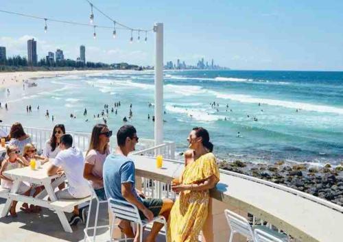 Επισκέπτες που μένουν στο 3BRM Burleigh Beach Retreat - Walk to Cafes, Shops and Surf!