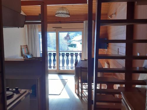 une cuisine avec un escalier menant à un balcon dans l'établissement Studio Mezzanine 4 Pers, Parking, Près Centre Châtel - FR-1-676-213, à Châtel