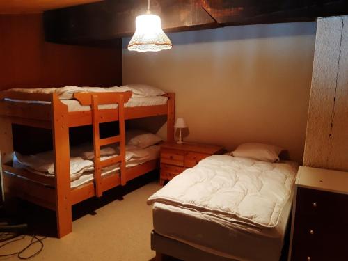 une chambre avec deux lits superposés et une lampe dans l'établissement Studio Mezzanine 4 Pers, Parking, Près Centre Châtel - FR-1-676-213, à Châtel