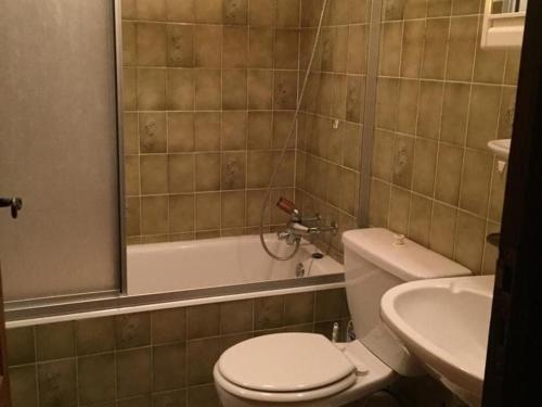 une salle de bain avec toilettes, baignoire et lavabo dans l'établissement Studio confortable pour 3 pers. à Châtel avec parking - FR-1-676-214, à Châtel
