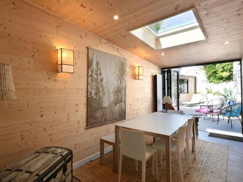 une salle à manger avec une table et des chaises dans l'établissement Charmante Maison de Village au Cœur de La Couarde-sur-Mer - FR-1-434-119, à La Couarde-sur-Mer
