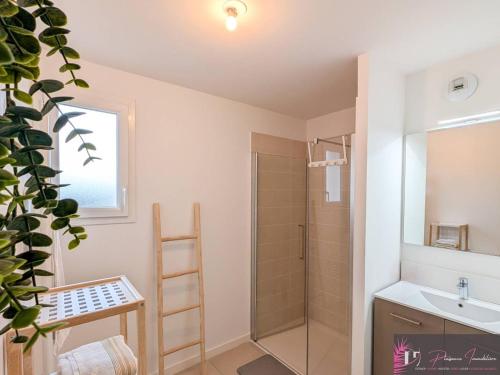 une salle de bain avec douche et lavabo dans l'établissement Spacieux appartement aux Minimes avec parking près de la plage - FR-1-825-66, à La Rochelle