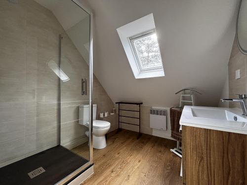 une salle de bain avec une douche, des toilettes et un lavabo dans l'établissement Maison spacieuse près de la forêt avec 3 ch. et WIFI - Nostang - FR-1-397-84, à Nostang