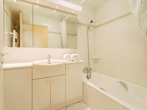 a white bathroom with a sink and a bath tub at Carnac - Appartement 2 pièces - 4 pers - 65m² - Wifi - FR-1-477-258 in Carnac