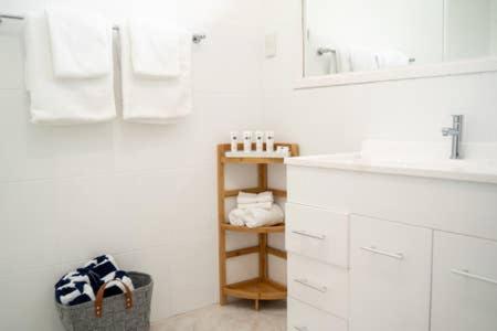 Ένα μπάνιο στο Altona Walk 2 Beach 15 Minutes CBD Easter Holidays
