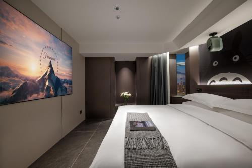 Postel nebo postele na pokoji v ubytování ENJI S Shancheng Designer Hotel