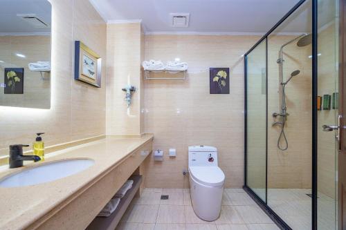 Salle de bains dans l'établissement 沃德酒店青岛栈桥信号山地铁站店